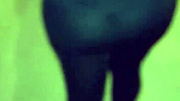 Madura puta callejera con leggins transparentes mostrando su tanga