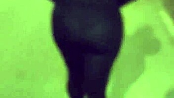 Madura puta callejera con leggins transparentes mostrando su tanga