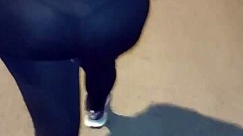 Madura puta callejera con leggins transparentes mostrando su tanga