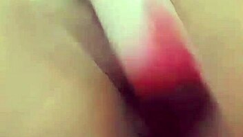 Quiero tanta verga que debí fabricar mi propio consolador casero!