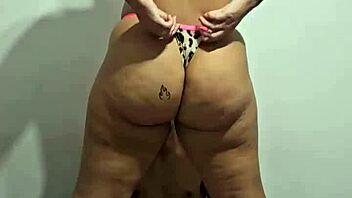 Cumshot Tersembunyi Kamar Mandi Berlanjut Handjob Ganas!