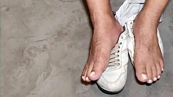 yuri ga�cho - urso brasileiro pauzudo e o fetiche p�s - urso dotado adora��o p�s - urso big dotado solo - gozada e banho do urso tells the story of hairy brazilian boss in solo shower fetish. he strokes huge cock pov with armpit focus in homemade style.