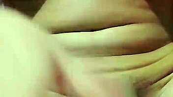 Quiero tanta verga que debí fabricar mi propio consolador casero!