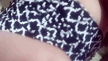 Indonezijska milfa z velikimi naravnimi joškami in veliko ritjo v doggystyle, misijonarskem, deepthroat, škrtanju pičke in creampieju