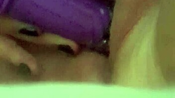 Hey, bbw enjoys quick toy playtime fun 😘