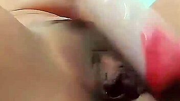 Quiero tanta verga que debí fabricar mi propio consolador casero!