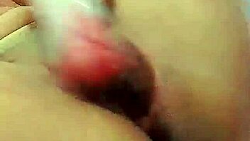 Quiero tanta verga que debí fabricar mi propio consolador casero!