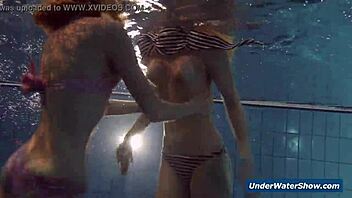 Katoin näitä kiimaisia tyttöjä riisuvan toisensa altaalla niin kuuma