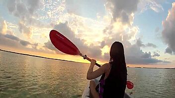 T'aimes me mater flasher mes nichons sur ce bateau public en extérieur ?