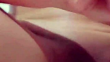 Quiero tanta verga que debí fabricar mi propio consolador casero!