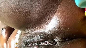 Galna slynan runkar våt fitta med analfingring och gaping