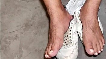 yuri ga�cho - urso brasileiro pauzudo e o fetiche p�s - urso dotado adora��o p�s - urso big dotado solo - gozada e banho do urso tells the story of hairy brazilian boss in solo shower fetish. he strokes huge cock pov with armpit focus in homemade style.