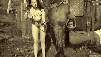 Dark Lantern deli erotične pripovedi iz skrivnega življenja viktorijanskega gentlemna z dlačavo pičko in naravnimi joški