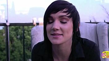 i love how these goth lesbians finger pussies and cum so hard together