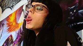 Intenzívne ASMR bozky od maďarskej gotickej mladuchy s okuliarmi v petite štýle!