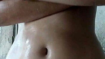 Look how this innocent Latina girl bathes on spy camera 😏