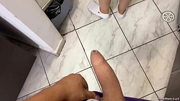 Hermosa Madrastra Lavando Y Haciendo Los Deberes Del Hogar Mientras La Observan Y Tocan Por El Culo