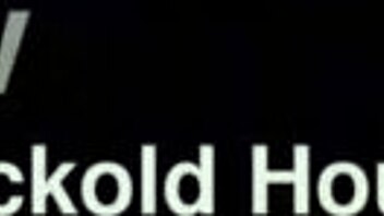 Marido corno assistindo a esposa num menage a trois na própria cama.