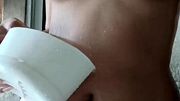 Look how this innocent Latina girl bathes on spy camera 😏