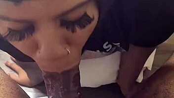 Freaknikniy sucking monster cock