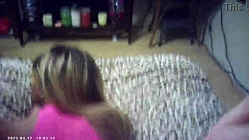 Bag kulisserne brille-cam viser interracial doggysex fra POV