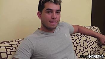 A morena gostosa Ana Júlia experiences riding and doggystyle action without condom in amateur latina encounter.