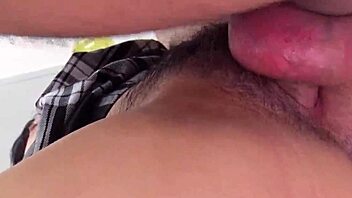 japonska devica 18+ zapeljuje do dvojnega creampie MMF seksa