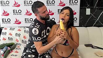 Cami Henao appears in the preview of the spicy room in Colombia.