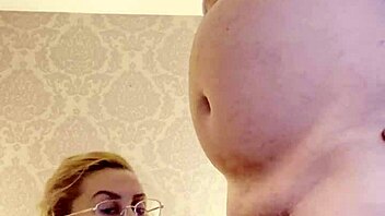 Sexy babe med store pupper slikker kuk i avslappet prat