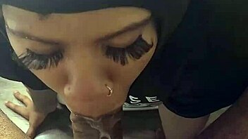 Freaknikniy sucking monster cock