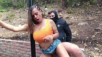 Curvy Latina Bodybuilder Voy Trotando A La Monta�a Con Amiga Gets Fucked By Guardabosques After Accident