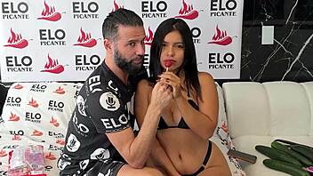 Cami Henao u pregledu vruće kolumbijske sobe