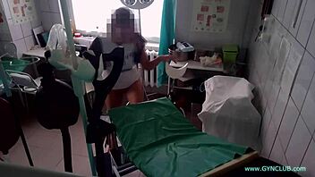 Cítím se tak zranitelná při intenzivním gynekologickém vyšetření s vibračkou a sestrou