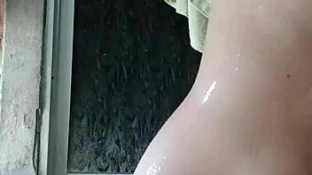 Look how this innocent Latina girl bathes on spy camera 😏