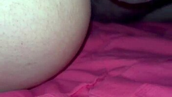 Brasiliansk latina-slampa tar anal første gang i mørkt rom med dryppende sæd og revne klær på treningsøkt