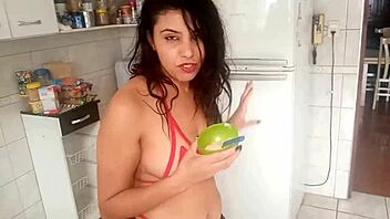 Sarah Rosa cooks sexy papaya mousse in the kitchen