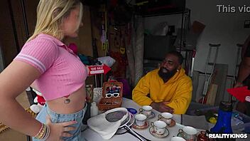 Pembina Badan Berotot Main Atletik Bersemangat Di Garaj