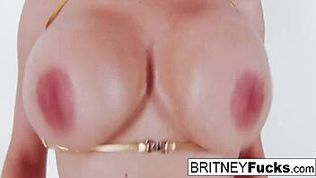 Britney amber sticks a toy in her wet pussy 💦😉