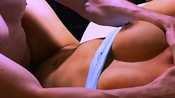 ¿por qué no te unes? la amiga cachonda de tu compañera de apartamento seduce al novio en el sofá.