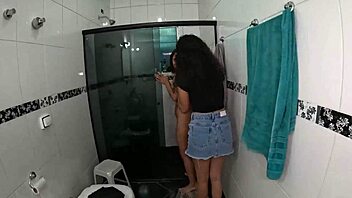 I followed the young woman into the bath for a fun moment - Alice Vasconcelos