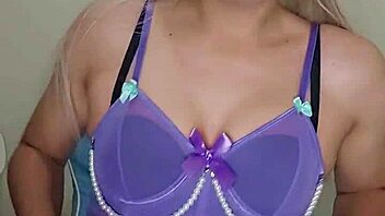 Linda princesa transexual morada