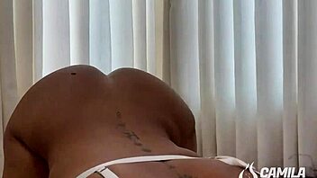 Let me experimentando shortinho socado gozando no pau grosso joi