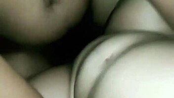 Hvem vidste at kneppe en fyldig moden asiatisk husmor i soveværelset kunne føles så tilfredsstillende og hedt?