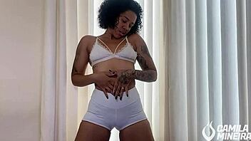 Let me experimentando shortinho socado gozando no pau grosso joi