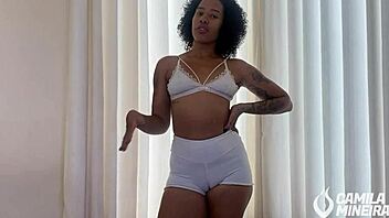 Let me experimentando shortinho socado gozando no pau grosso joi