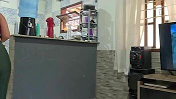 n�o aguentei minha enteada varrendo a sala na minha frente