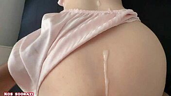 Hej, poglej to veliko riti mamo, ki jo jebejo zjutraj v postelji z divjim akcijo