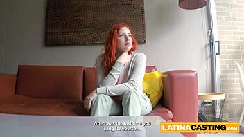 Isotissinen punapää nuori riisuu punaisissa alusvaatteissa ja saa panoa castissa