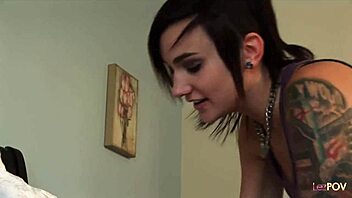 Ukradel obleke brunetki, do grobega lizanja riti in scissoringa na postelji