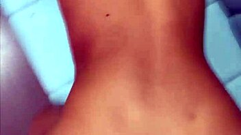 Sjekk vakker 18+ jente dekket i sæd fra svart kuk i hjemmelaget parmoro